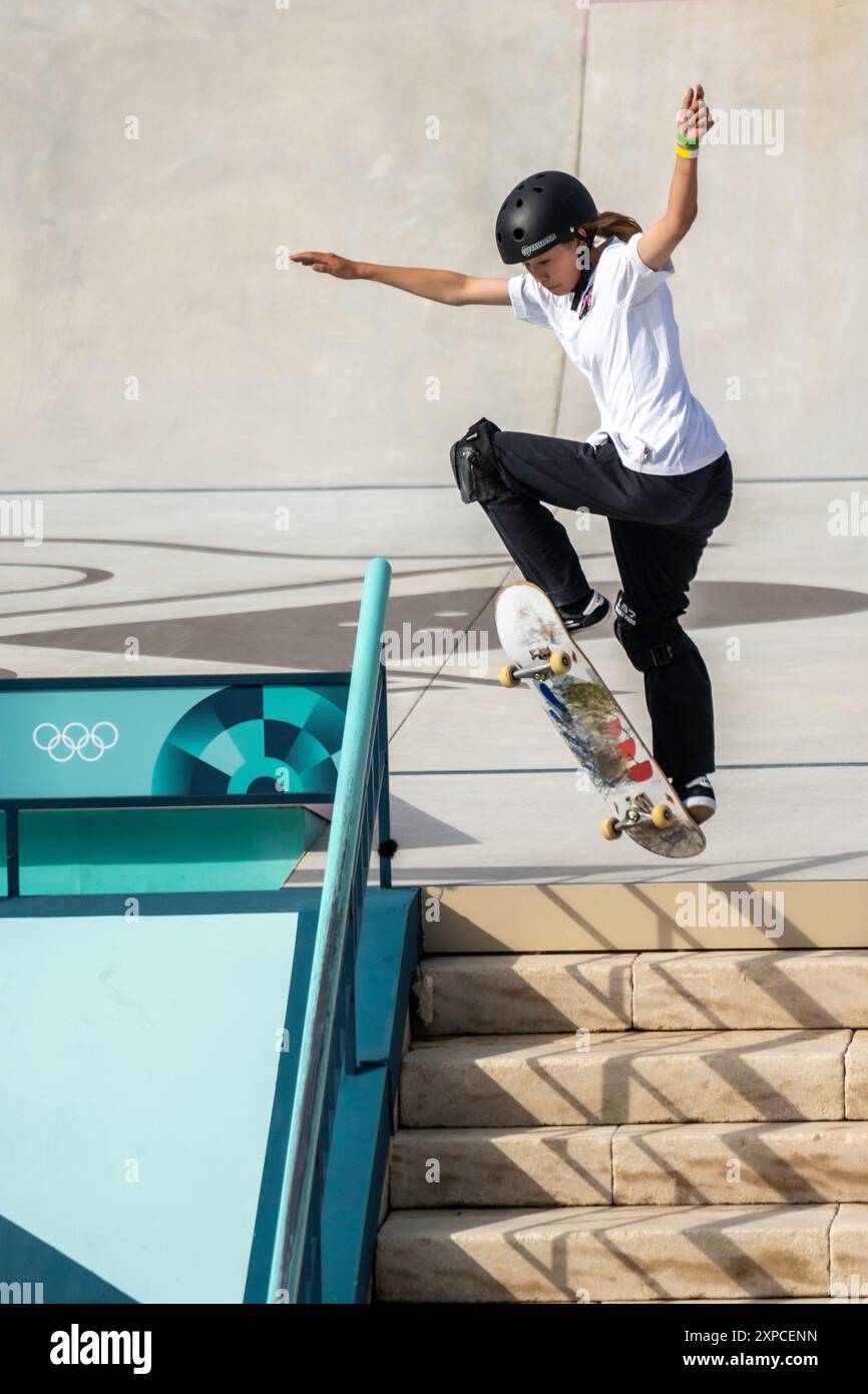 Il giapponese Coco Yoshizawa vince la medaglia d'oro nella finale femminile di Street skateboard ai Giochi Olimpici estivi di Parigi, in Francia, il 28 luglio 2024 Foto Stock