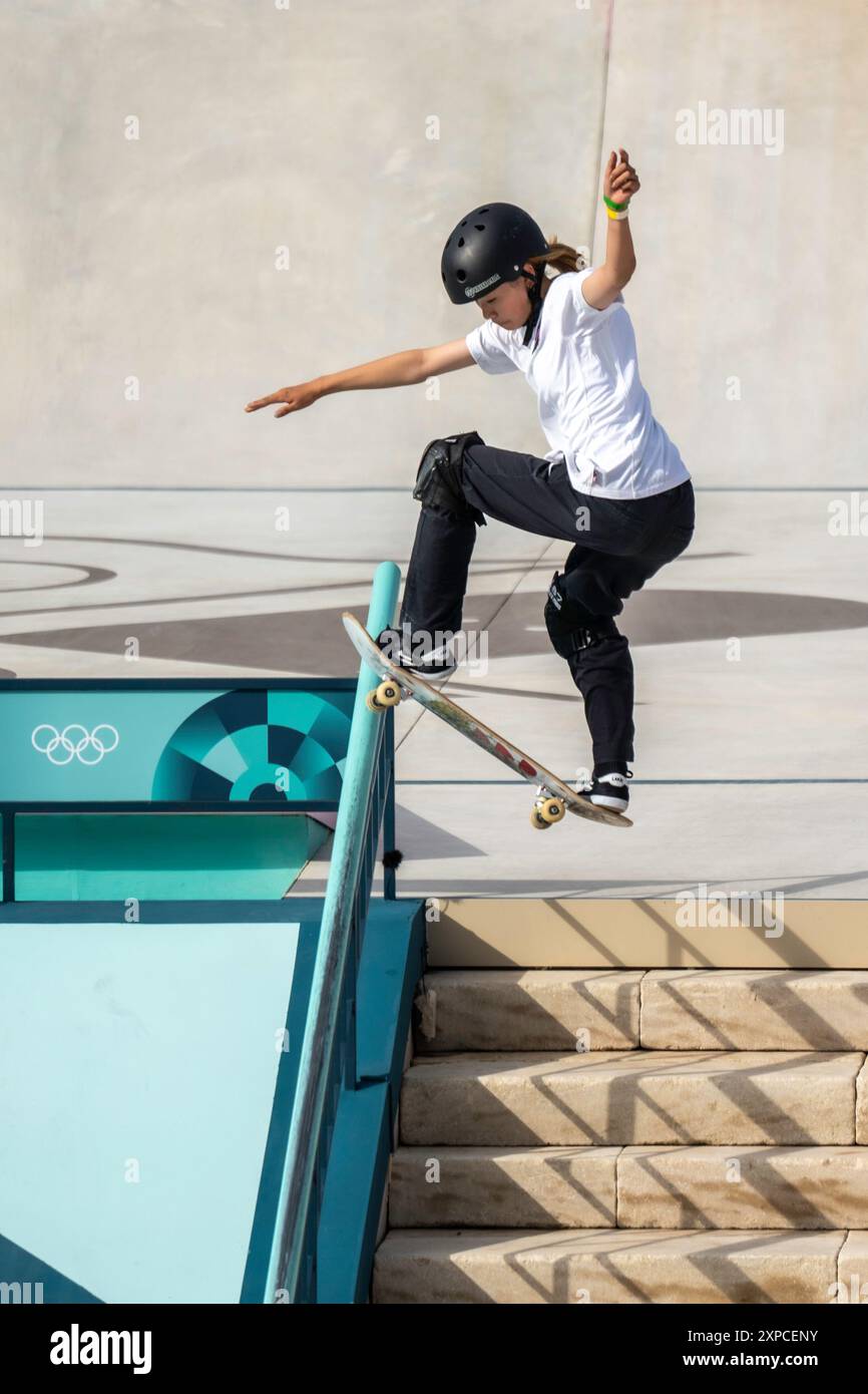 Il giapponese Coco Yoshizawa vince la medaglia d'oro nella finale femminile di Street skateboard ai Giochi Olimpici estivi di Parigi, in Francia, il 28 luglio 2024 Foto Stock