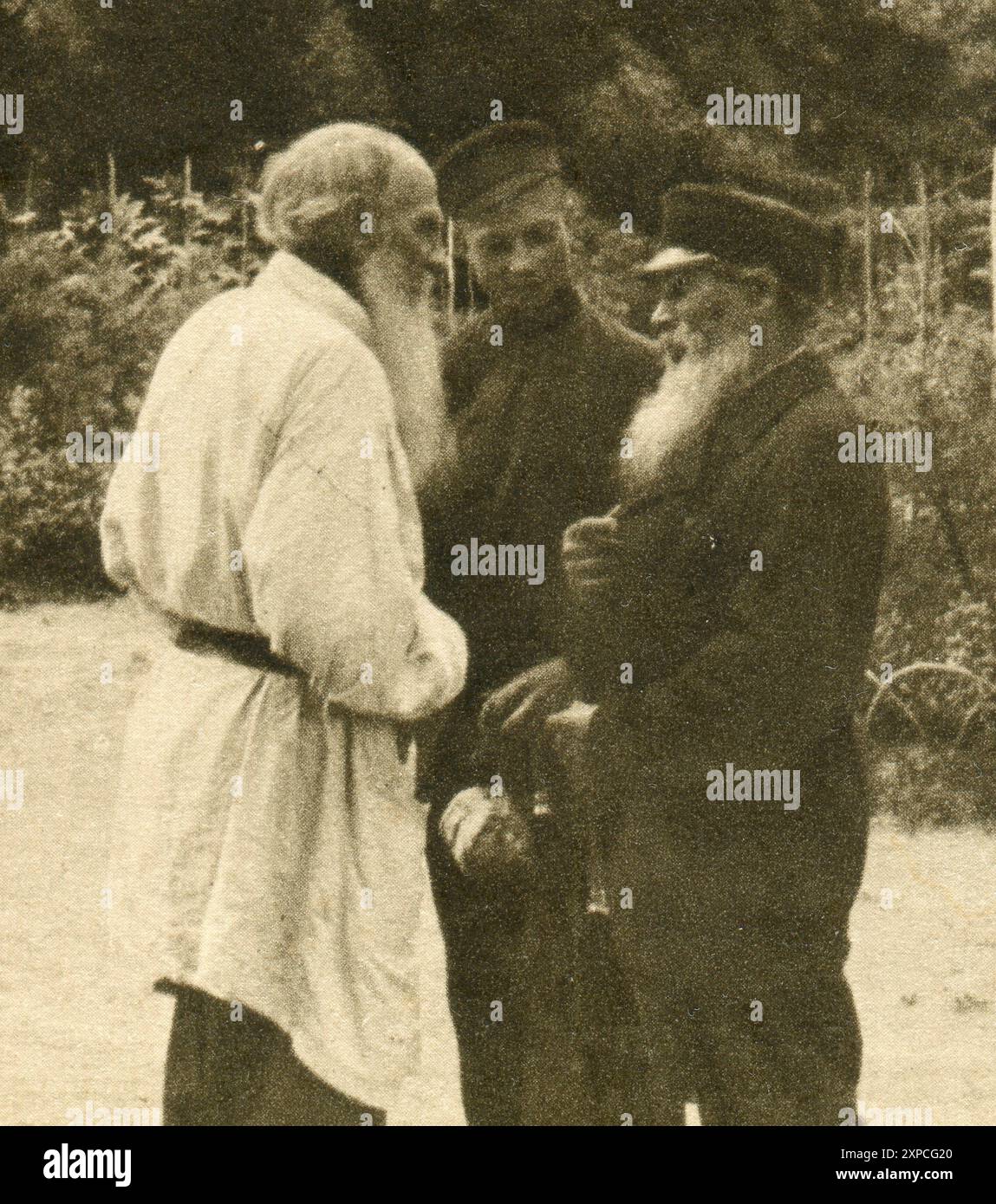 Lev Nikolayevich Tolstoy (in russo: Лев Николаевич Толстой; 9 settembre [O.S. 28 agosto] 1828 – 20 novembre [O.S. 7 novembre] 1910) e i contadini. Vecchia cartolina d'epoca dell'Impero russo, anni '1900 Foto Stock