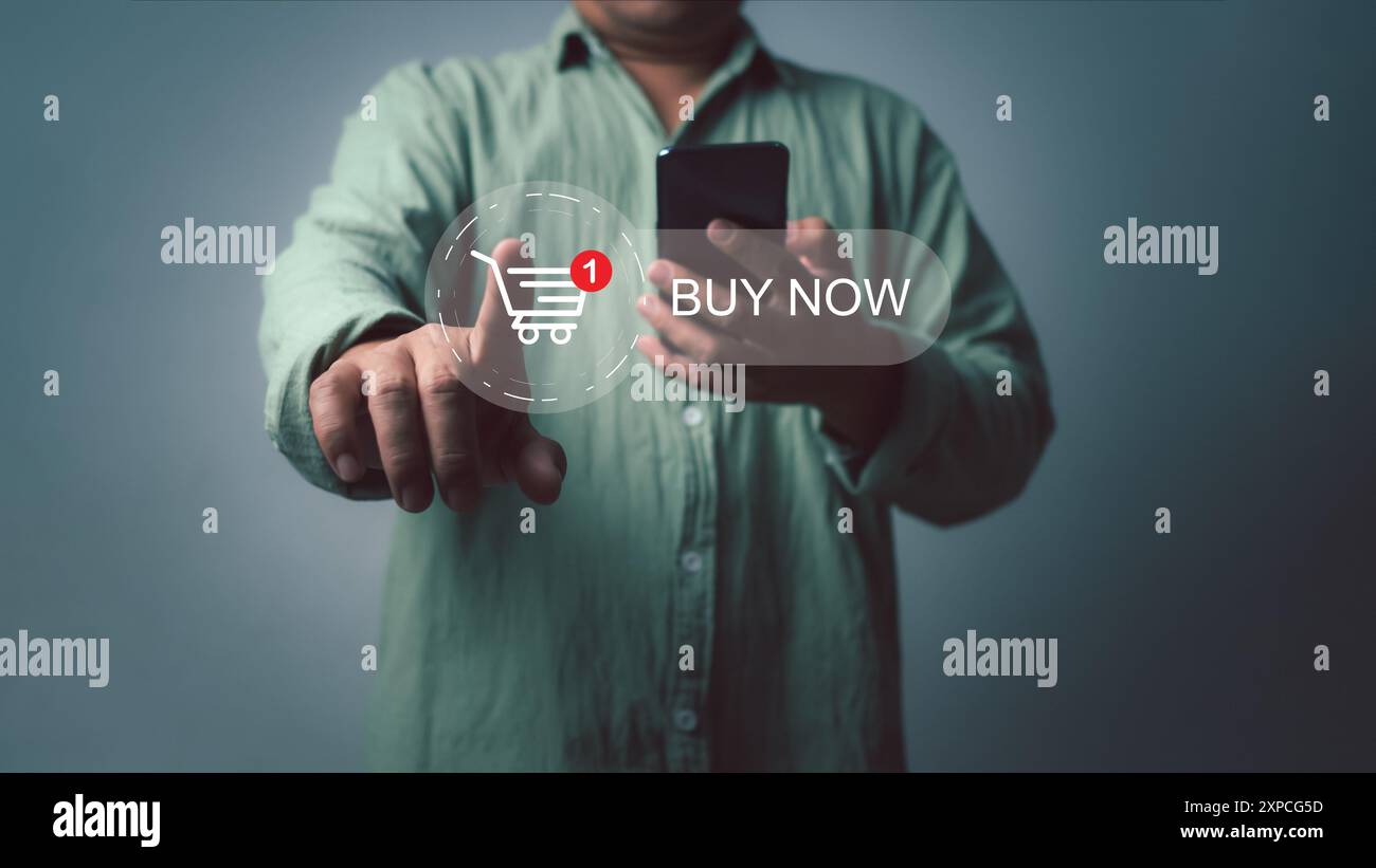 Concetto di shopping online. Il servizio di shopping sull'applicazione online offre la consegna a domicilio, l'uomo d'affari tocca il pulsante Acquista ora sullo schermo virtuale, Digital sh Foto Stock