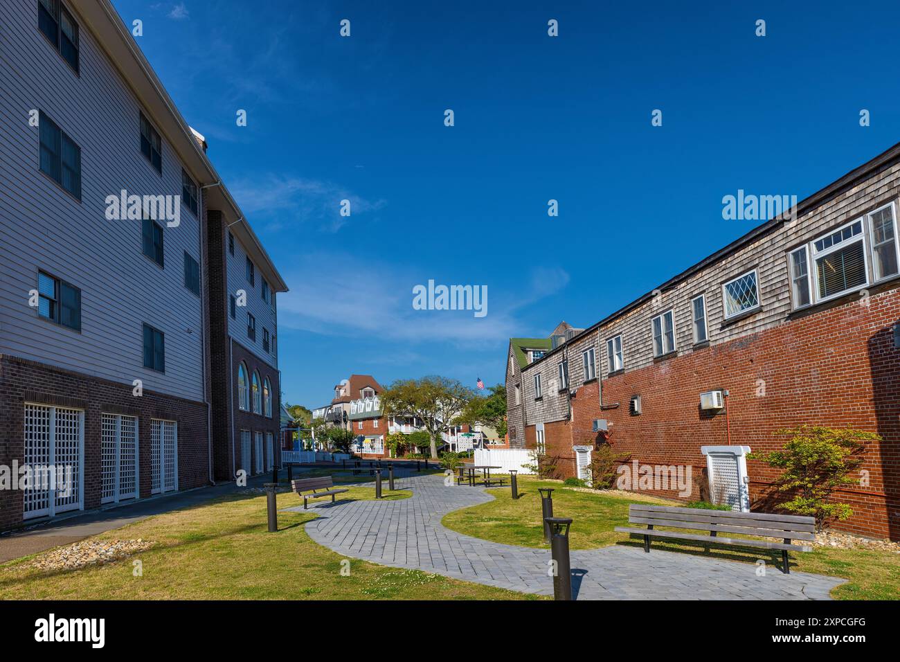 Un piccolo cortile tra edifici residenziali conduce dal porto ai negozi del centro di Manteo, sull'isola di Roanoke, a Outer Banks, North Carolina, Foto Stock