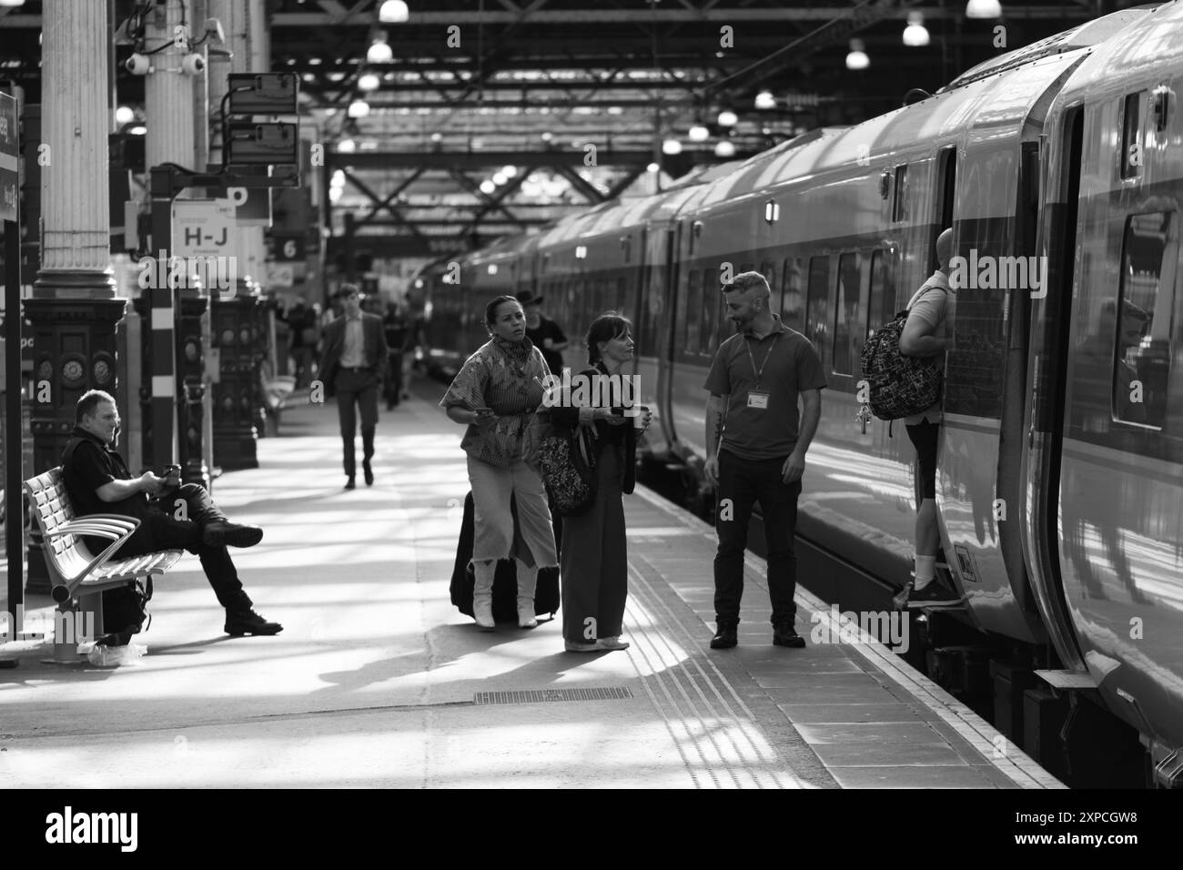 Treno al binario della stazione ferroviaria Waverly di Edimburgo in Scozia Foto Stock