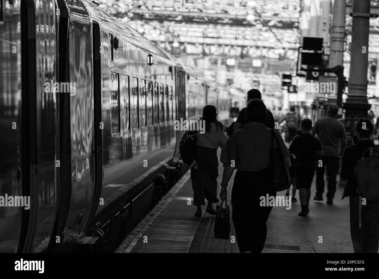 Binario e treno alla stazione ferroviaria Waverly di Edimburgo in Scozia Foto Stock