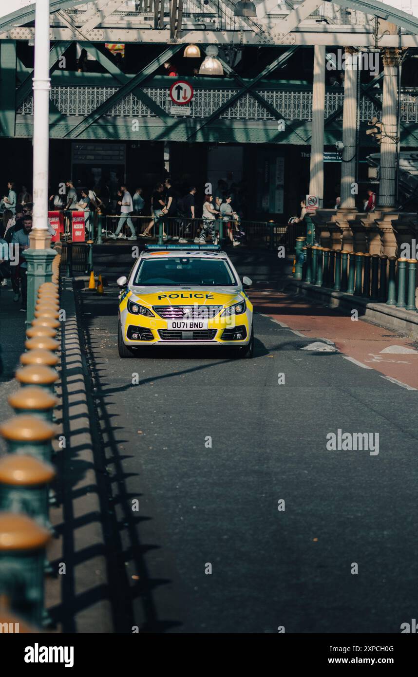 Auto della polizia parcheggiata alla stazione ferroviaria di Edinburgh Waverly, Scozia Foto Stock