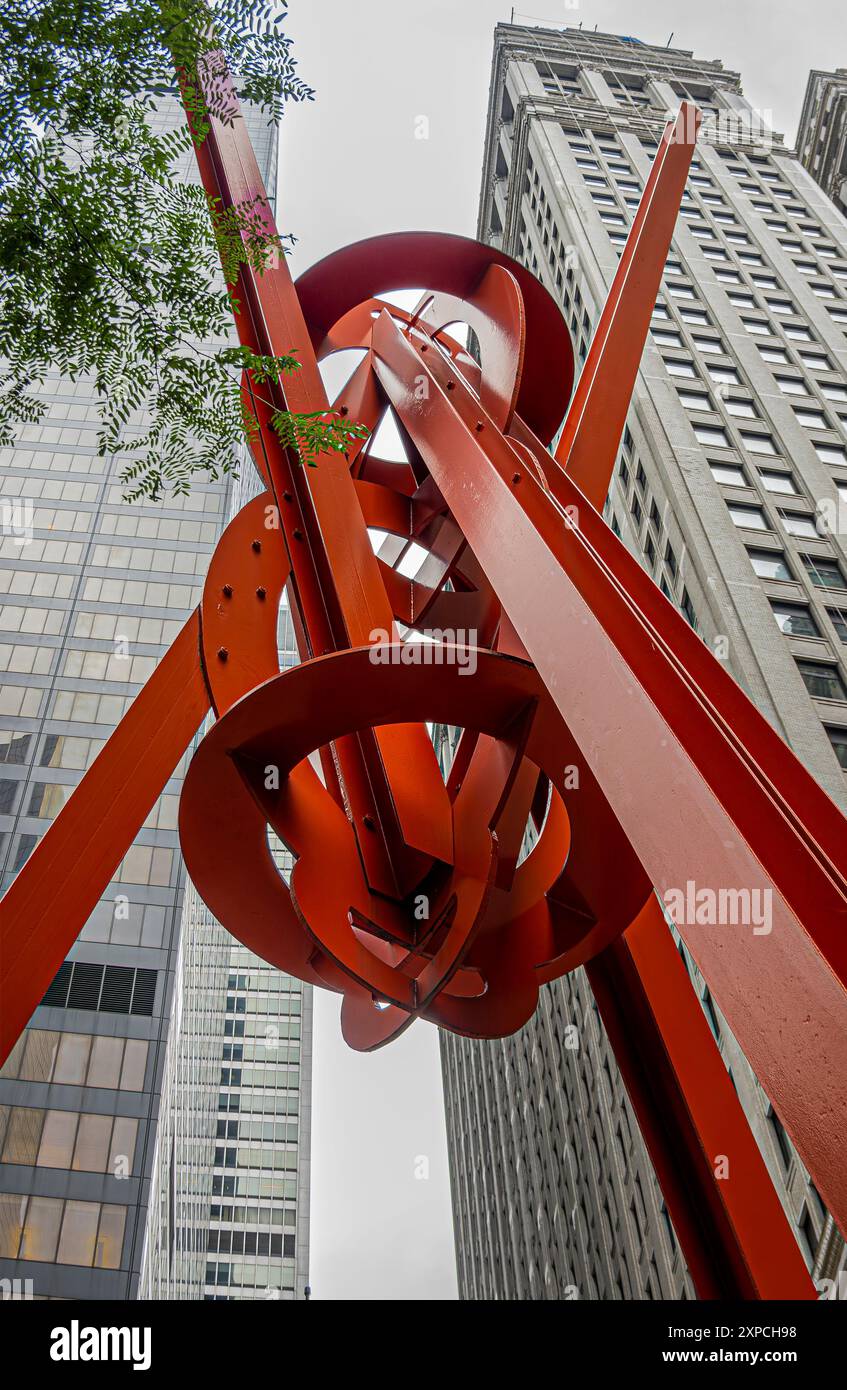 New York, NY, Stati Uniti d'America - 4 agosto 2023: Statua di metallo rosso joie de Vivre di Mark di Suvero su Zuccotti Park Foto Stock