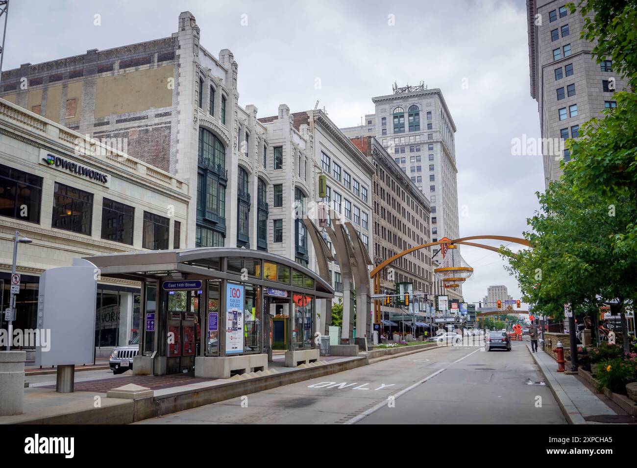 La strada nel centro di Cleveland, Ohio, con gli edifici commerciali, i negozi, le auto in strada e l'alto ufficio americano, USA. Foto Stock