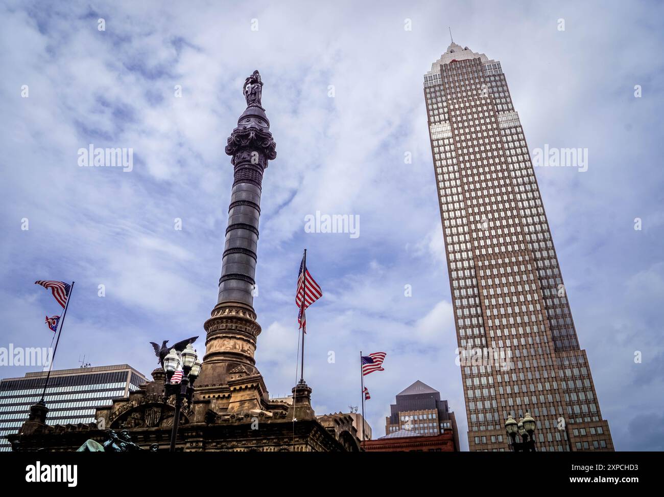 Il Soldiers' and Sailors' Monument e la Key Tower, l'edificio più alto dello stato dell'Ohio, nel centro di Cleveland, Stati Uniti. Foto Stock