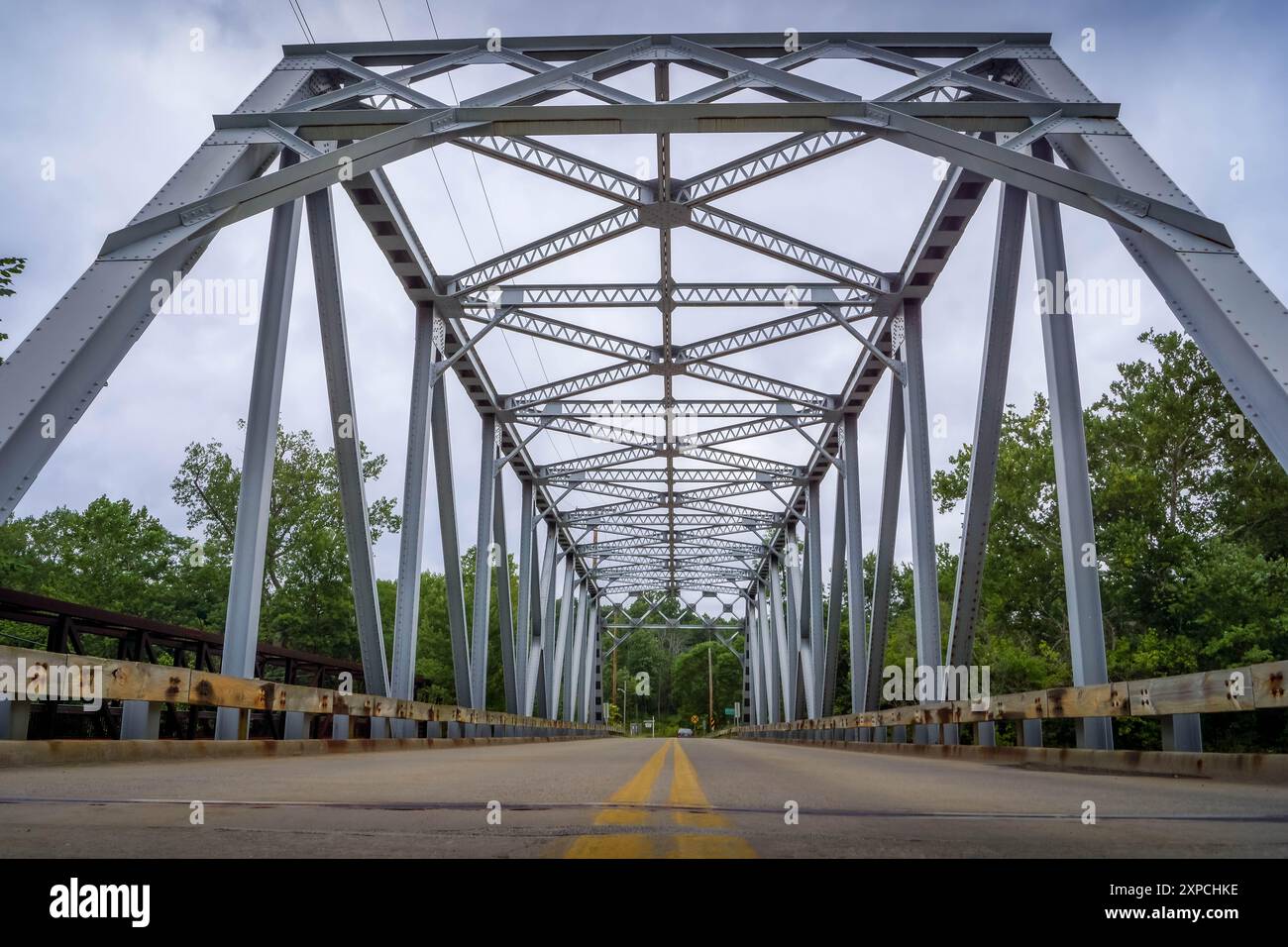 Il ponte di ferro sul fiume Cuyahoga sull'Ohio, con la strada automobilistica e la foresta naturale panoramica intorno. Foto Stock