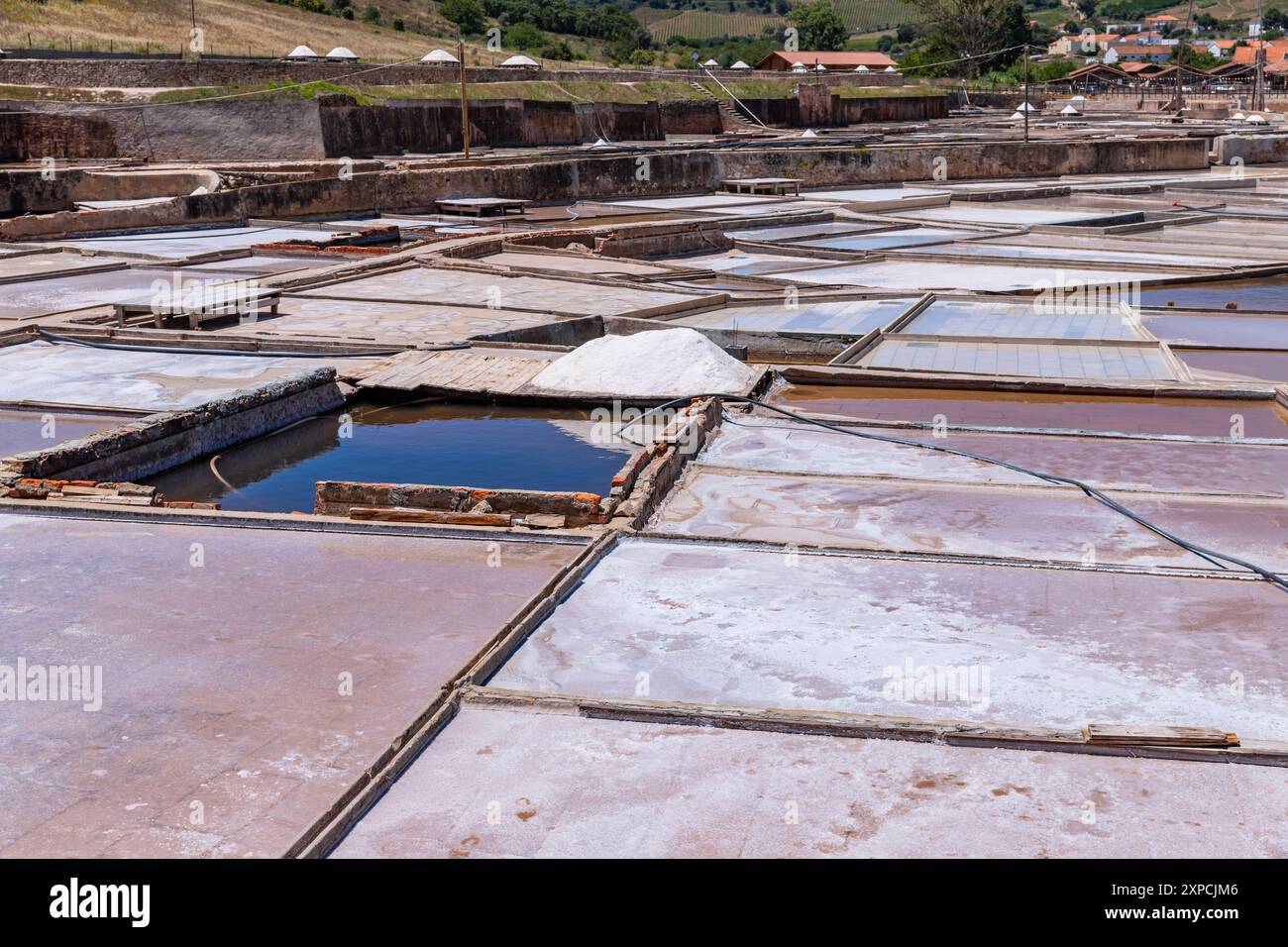 Produzione di sale per evaporazione nelle Salinas di Rio Maior. Portogallo Foto Stock