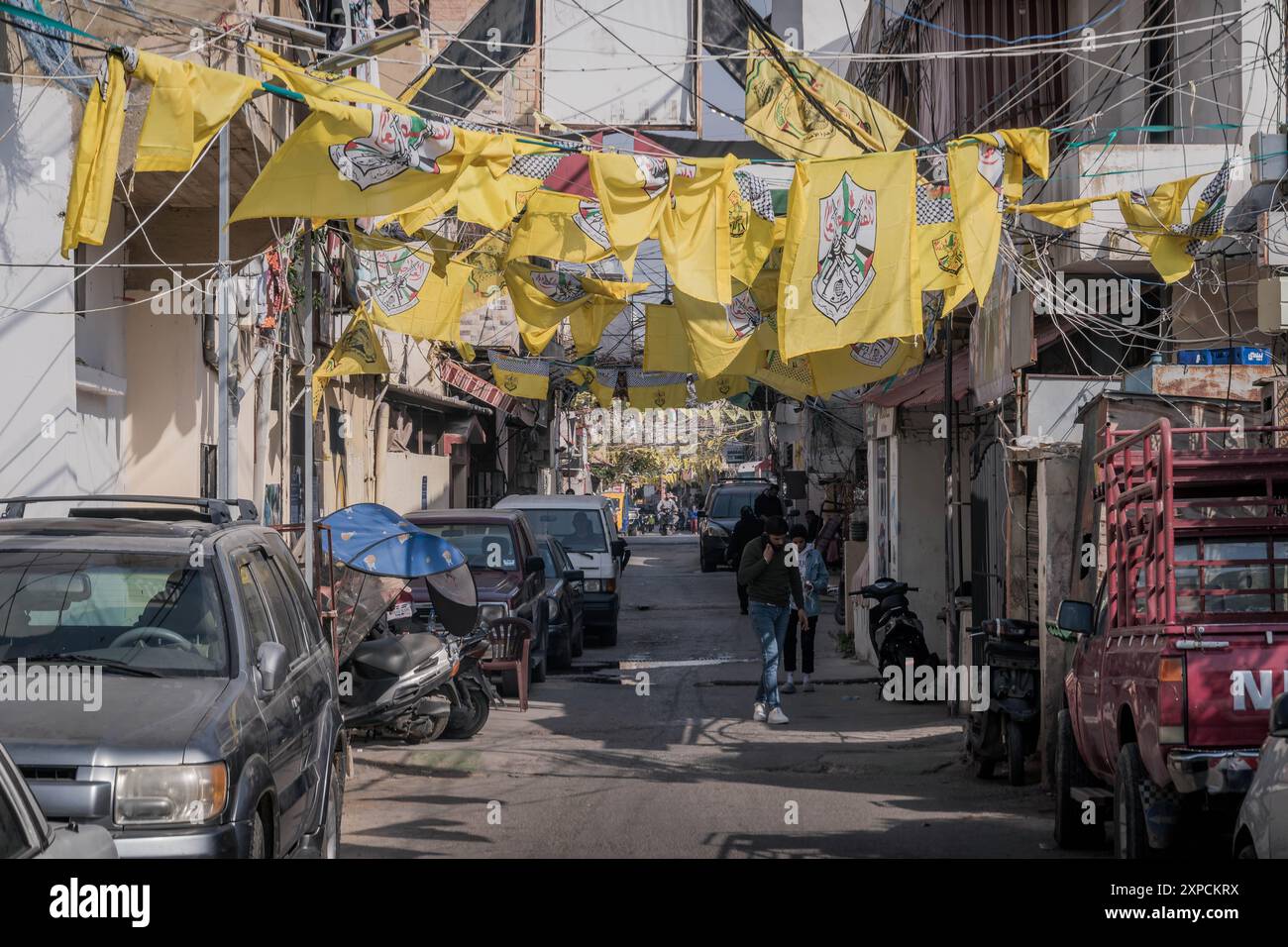L'Organizzazione per la Liberazione della Palestina bandiere sulle strade del campo profughi di El-Buss, una comunità palestinese a Tiro (Sour), nel sud del Libano. Foto Stock