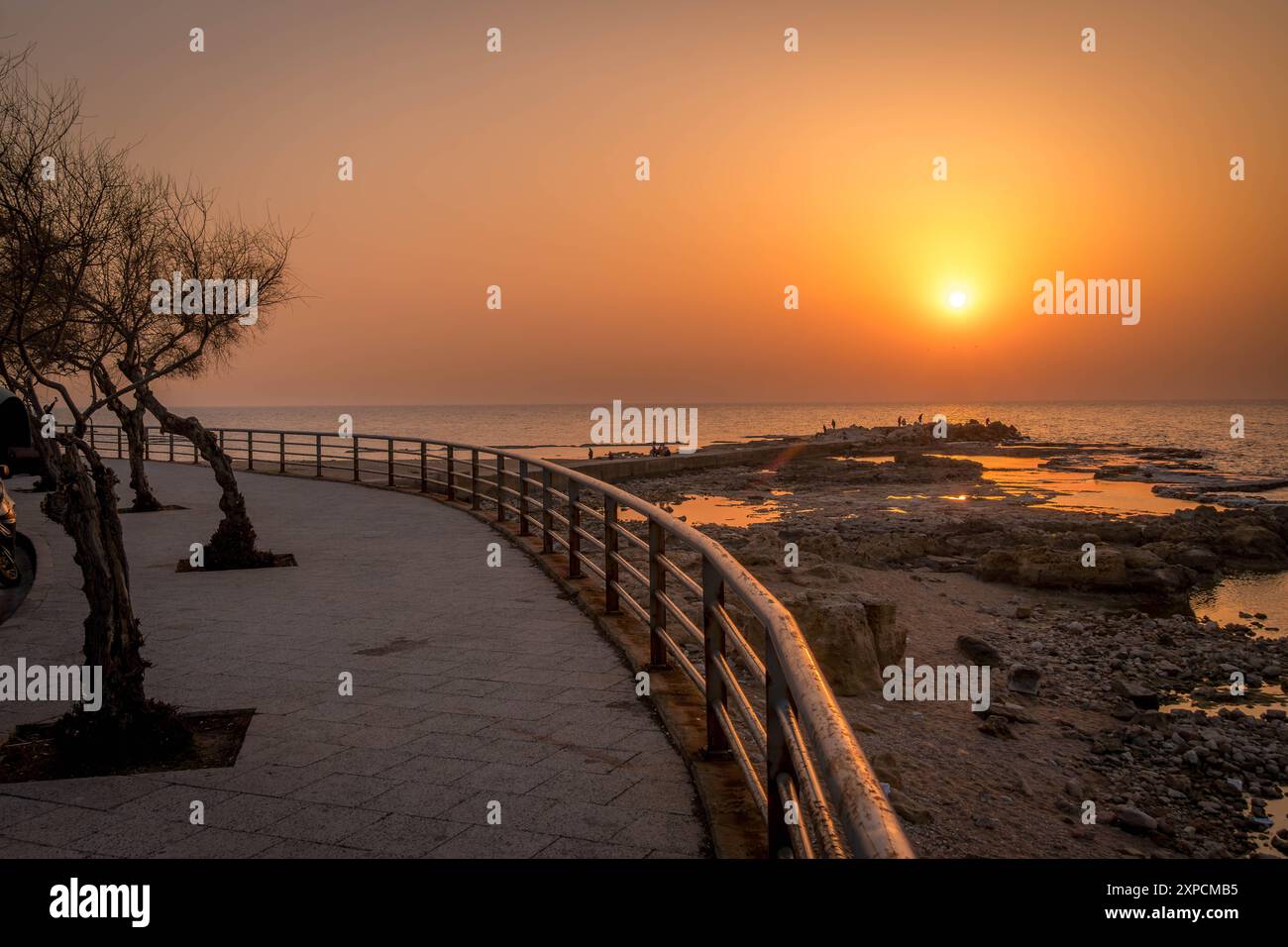 Il tramonto sul lungomare di Tiro (Sour) con il mare Mediterraneo e i bellissimi colori del cielo. Foto Stock