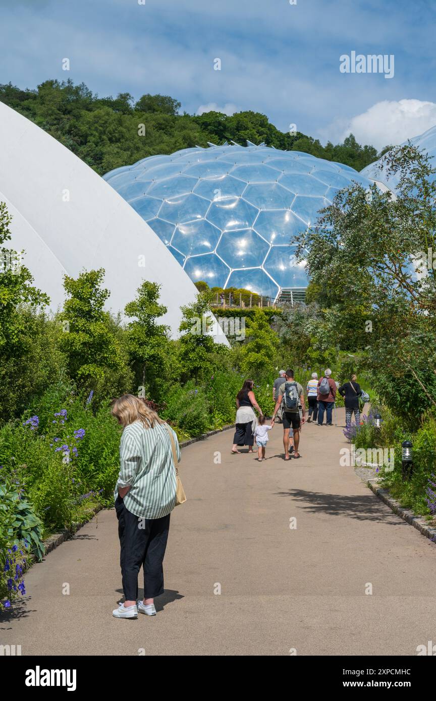 Eden Project eco-parco di giardini botanici cupole di bioma trasparenti che ospitano foresta pluviale tropicale e specie di piante mediterranee Cornovaglia Inghilterra Regno Unito Foto Stock