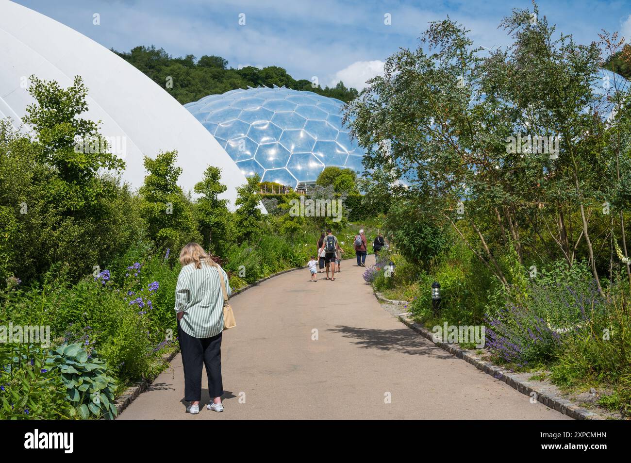 Eden Project eco-parco di giardini botanici cupole di bioma trasparenti che ospitano foresta pluviale tropicale e specie di piante mediterranee Cornovaglia Inghilterra Regno Unito Foto Stock