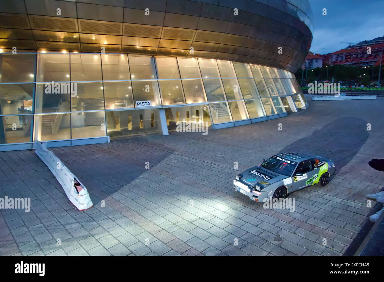 Auto da rally Nissan 200SX guidata da Diego Ortiz Peña piazzale pedonale del Palacio de Deportes Cristian Lopez Rally Santander Cantabria Spagna Foto Stock