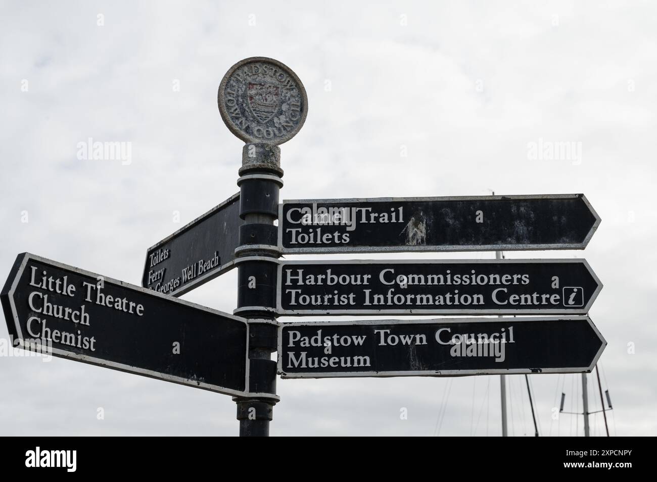 Cartello con indicazione sul porto di fronte Padstow, Cornovaglia, Inghilterra, Regno Unito Foto Stock