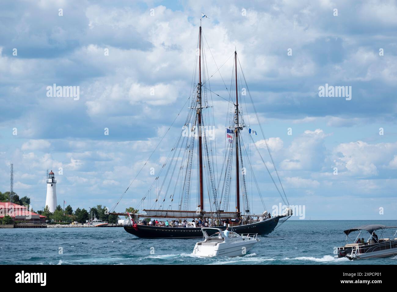 Bluenose II Tall Ship e Port Huron Lighthouse visti da Sarnia, Ontario, Canada Foto Stock