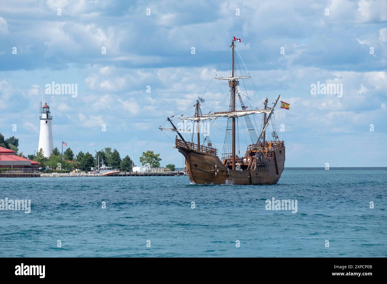 Nave alta e faro di Port Huron visti da Sarnia, Ontario, Canada Foto Stock