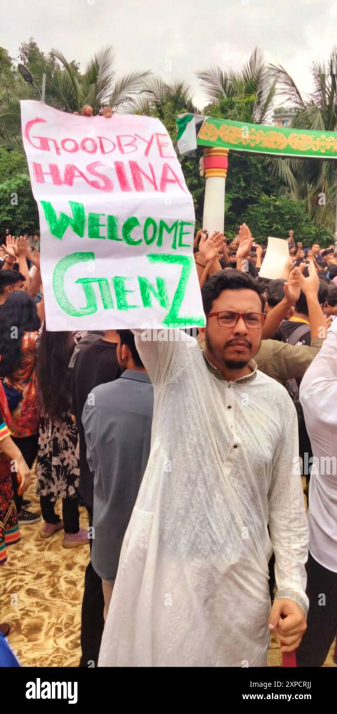 Dacca, Bangladesh. 5 agosto 2024. 90 morti in proteste anti-governative. La protesta studentesca è iniziata con la richiesta di abolire le quote nei posti di lavoro pubblici il mese scorso, ma ora si è trasformata in un più ampio movimento anti-governativo. I disordini arrivano quando i leader studenteschi hanno dichiarato una campagna di disobbedienza civile, che ha portato il primo ministro Sheikh Hasina a dimettersi dopo settimane di disordini. Foto Stock