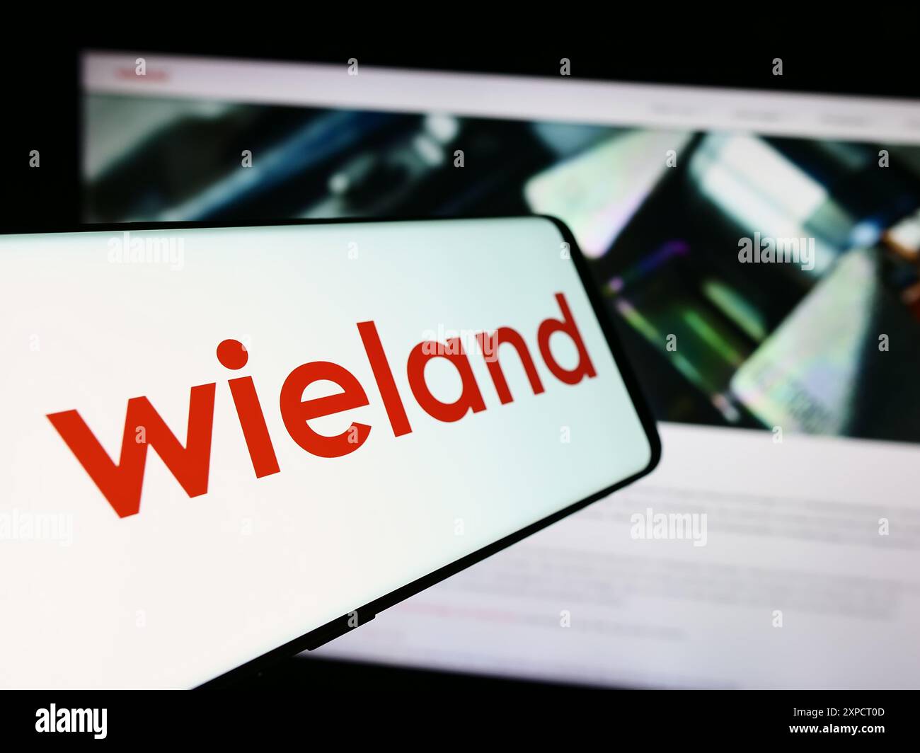 Telefono cellulare con logo della società tedesca di lavorazione dei metalli Wieland-Werke AG davanti al sito web aziendale. Mettere a fuoco la parte centrale sinistra del display del telefono. Foto Stock