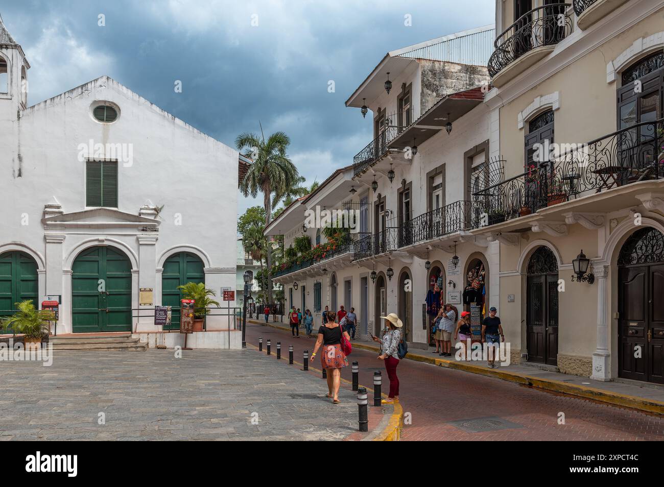 Piccola strada con edifici storici nella città vecchia di Panam City Foto Stock