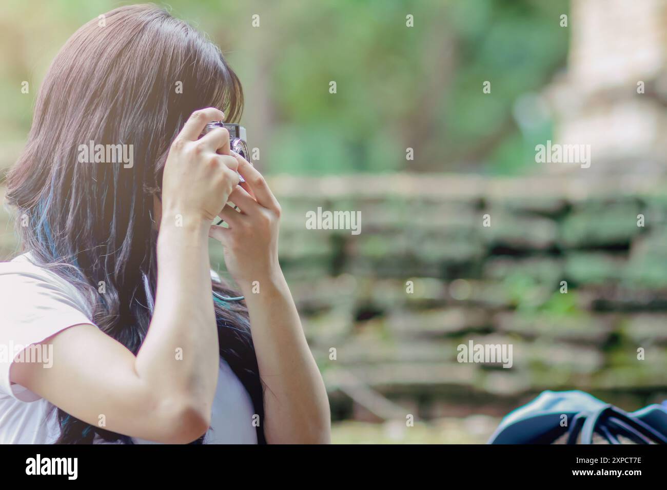 Un giovane fotografo viaggia e cattura immagini impressionanti del tempio con una macchina fotografica. Un giovane fotografo sceglie di viaggiare e registrare i tuoi sogni Foto Stock