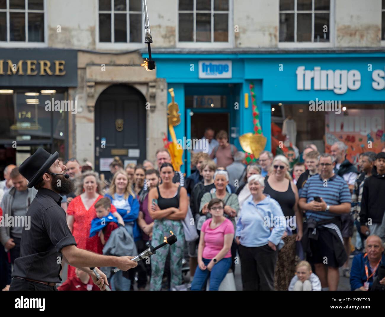 Edinburgh Festival Fringe First WEEK, Scozia, Regno Unito. 5 agosto 2024. Il Royal Mile è occupato ma non è troppo affollato con persone in cerca di spettacoli di strada da parte dei vari artisti che viaggiano da tutto il mondo per esibirsi nelle strade della capitale. Nella foto: Il Circus Patrick si destreggia nel Royal Mile. Credito: Arch White/alamy notizie dal vivo. Foto Stock