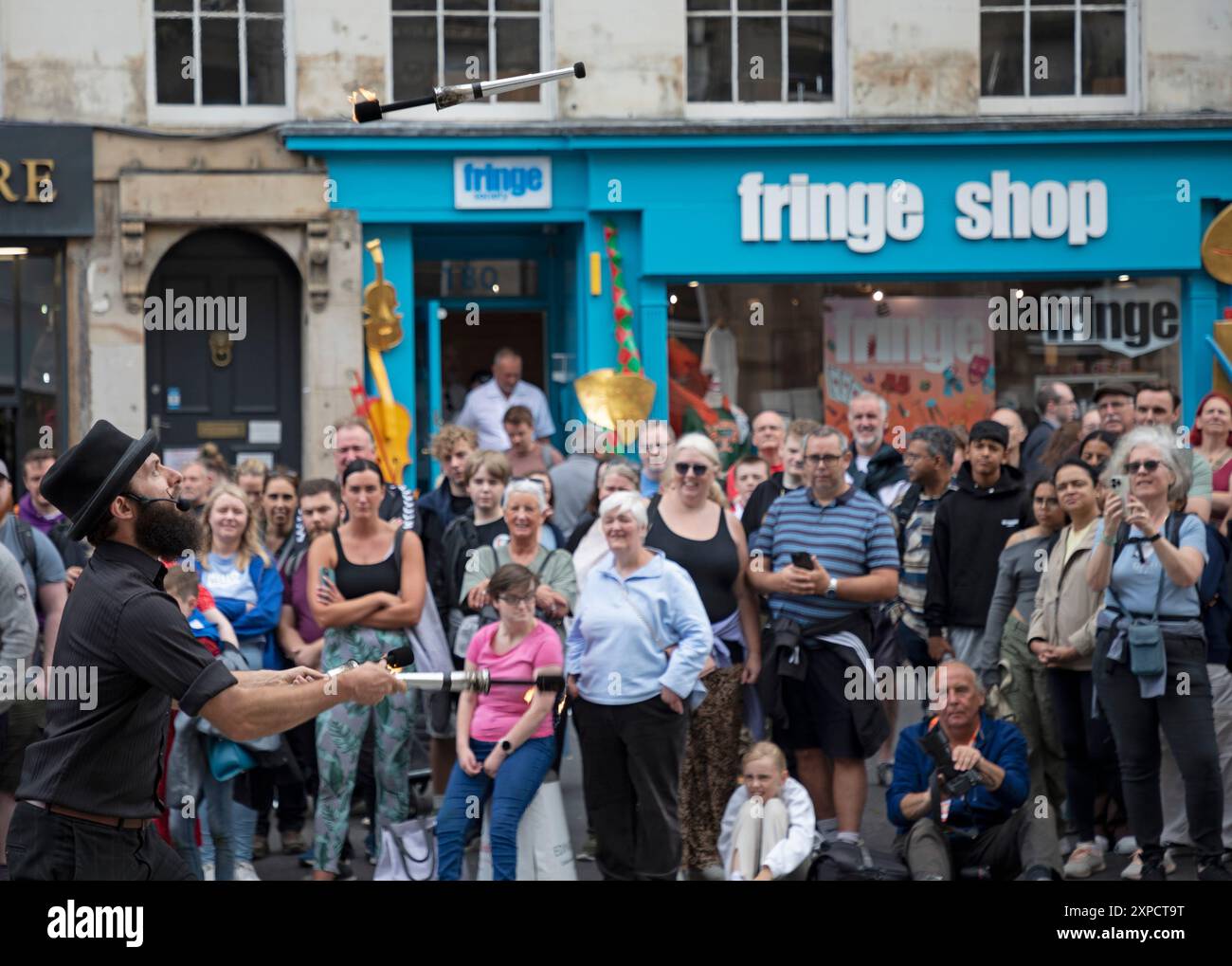 Edinburgh Festival Fringe First WEEK, Scozia, Regno Unito. 5 agosto 2024. Il Royal Mile è occupato ma non è troppo affollato con persone in cerca di spettacoli di strada da parte dei vari artisti che viaggiano da tutto il mondo per esibirsi nelle strade della capitale. Nella foto: Il Circus Patrick si destreggia nel Royal Mile. Credito: Arch White/alamy notizie dal vivo. Foto Stock