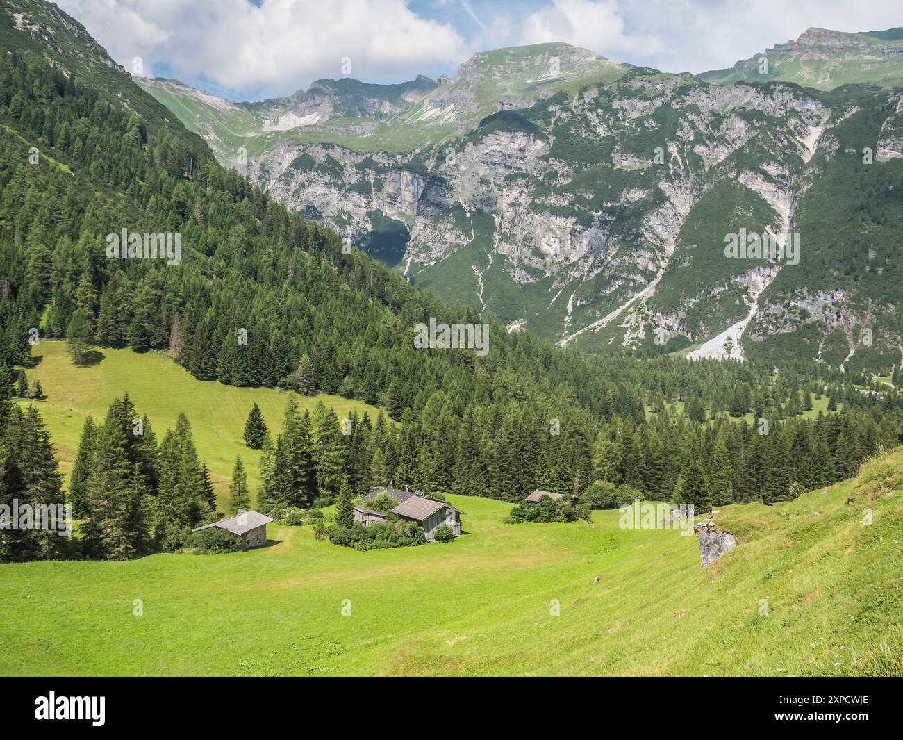 Questa immagine nella valle Obernbergtal di fienili, non è lontana dalla città di Steinach am Brenner, situata sulla vecchia strada del Brennero Foto Stock