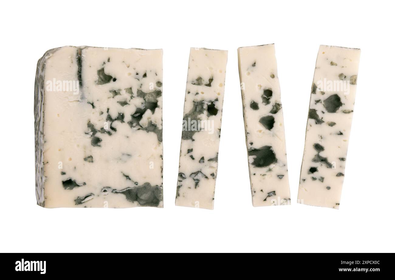 formaggio sagomato blu isolato su sfondo bianco con percorso di ritaglio, pezzi di formaggio con muffa Foto Stock
