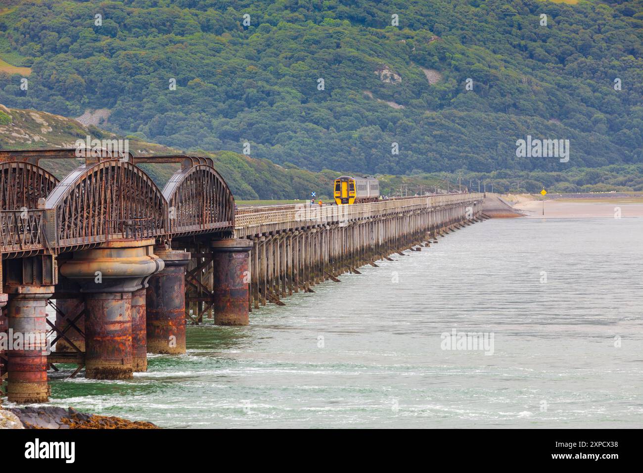 Unità multiplo diesel (DMU) che attraversa il ponte di Barmouth, sull'estuario di Mawddach, Galles del Nord Foto Stock