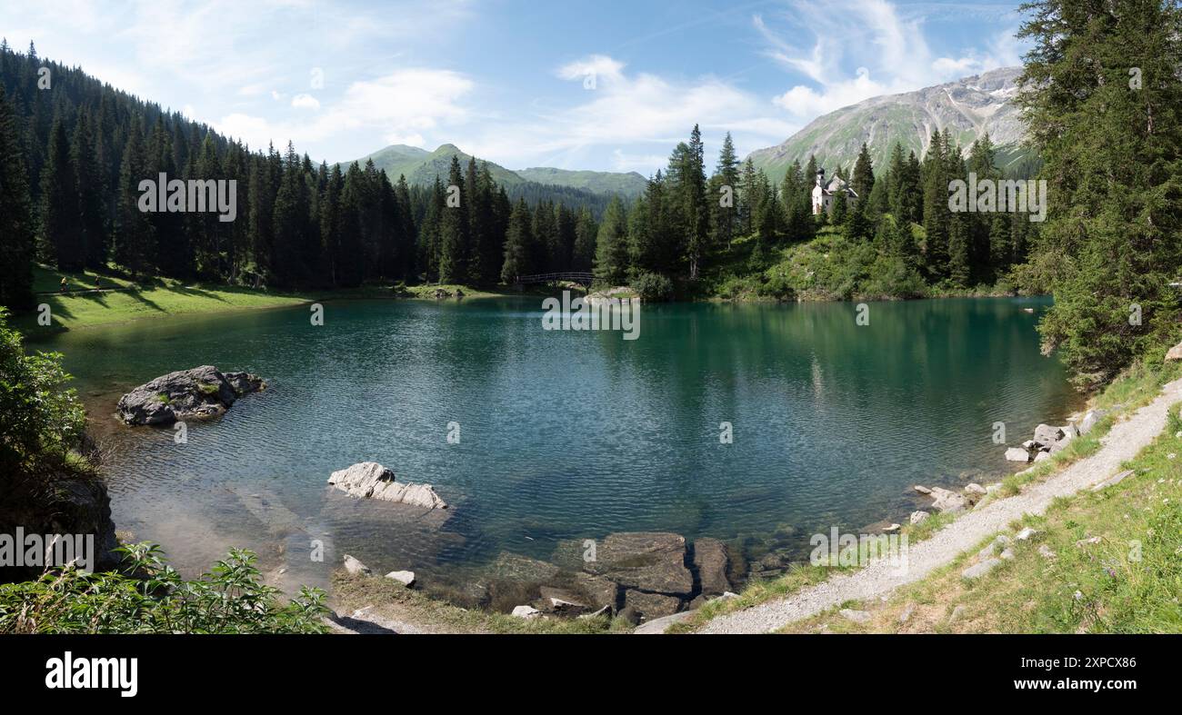 Questa immagine della chiesa di Maria am SEE, meglio conosciuta come la Cappella nella foresta, si trova presso il lago Obernberg SEE nel Tirolo austriaco Foto Stock