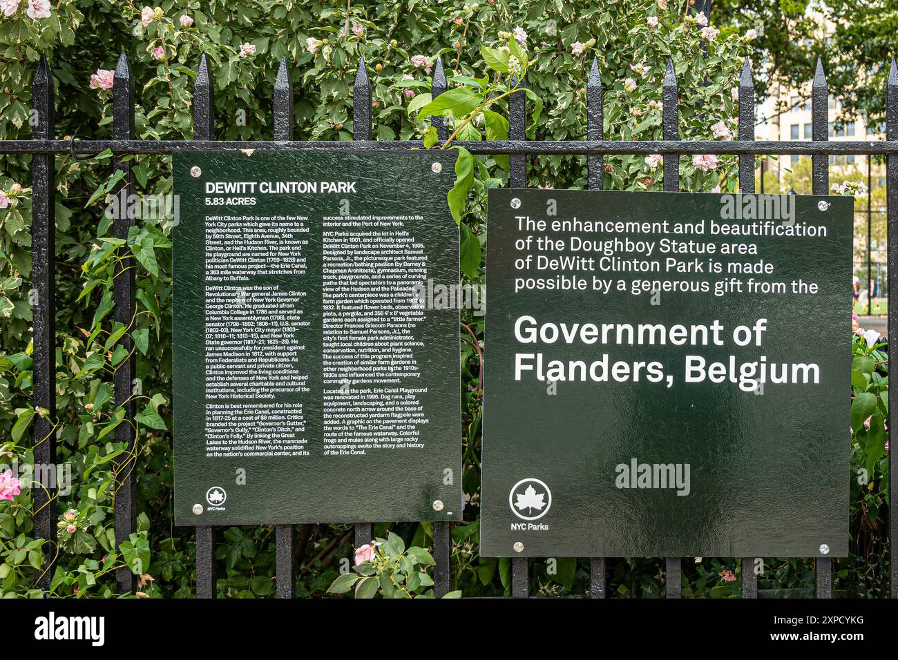 New York, NY, USA - 3 agosto 2023: Governo delle Fiandre, Belgio, testo di dedica di Dewitt Clinton Park e statua di doughboy Foto Stock