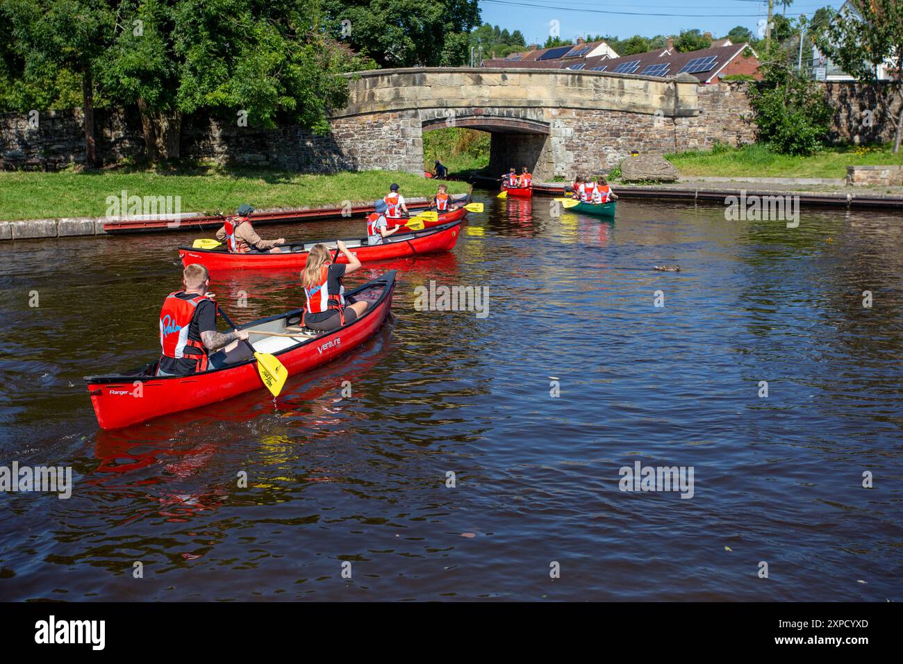 Persone in canoa e kayak che effettuano la svolta nel canale di Llangollen dal bacino di Trevor prima di dirigersi verso Llangollen nel Galles settentrionale, Foto Stock