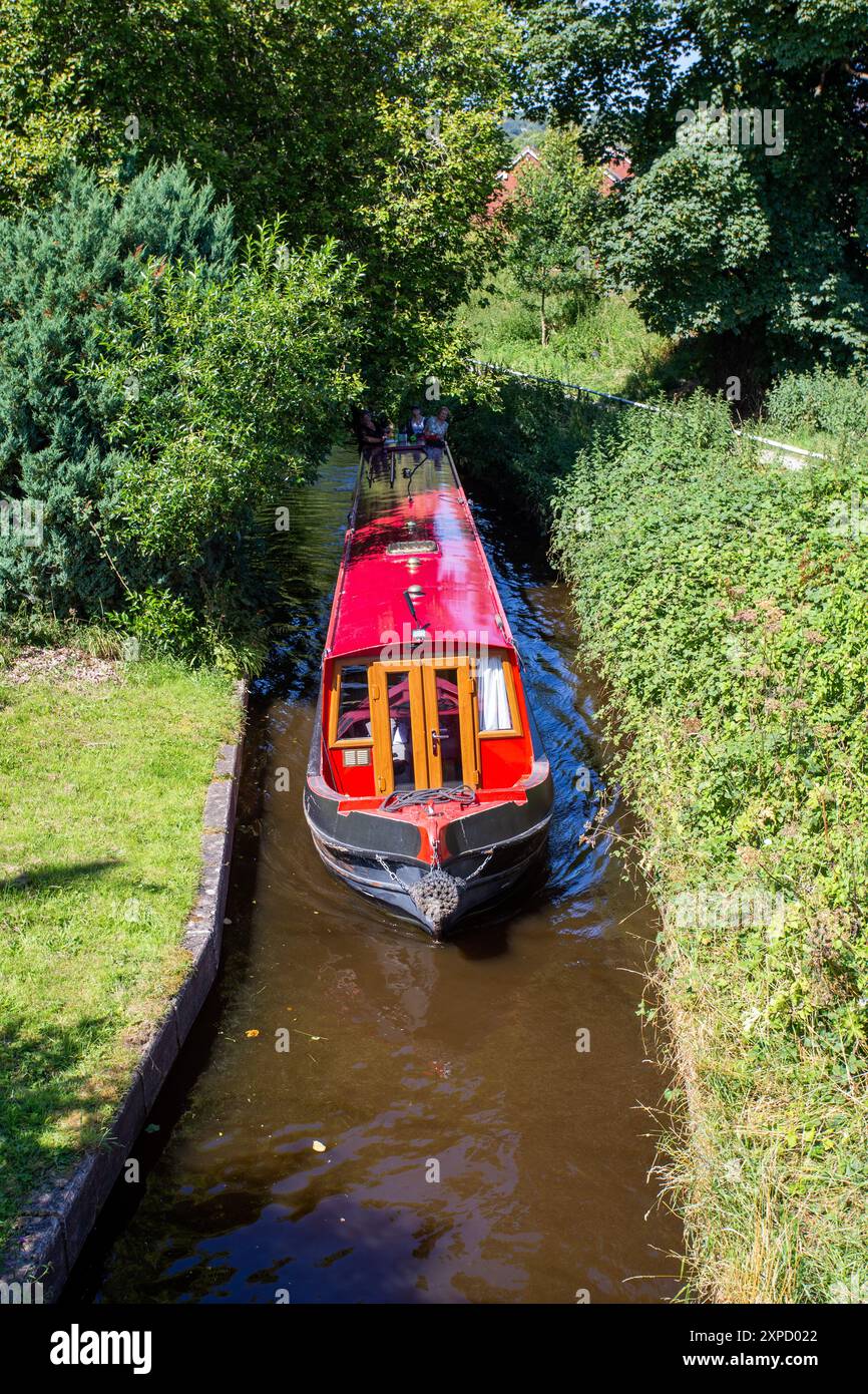 Canal narrowboat lungo lo stretto canale Llangollen poco prima di entrare nel bacino di Trevor nel Galles del Nord Foto Stock