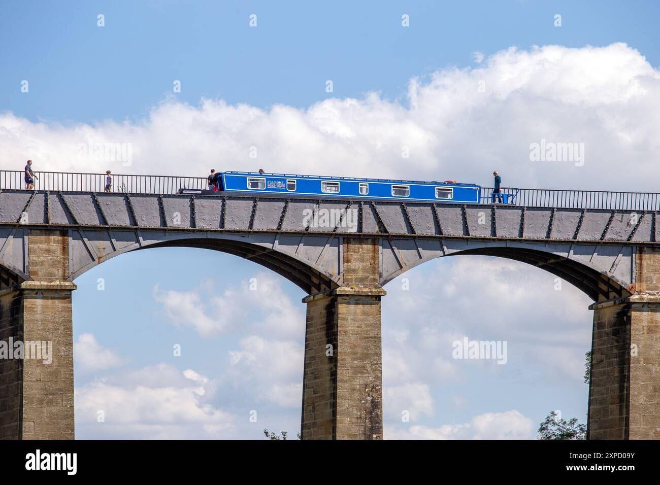 Attraversamento del canale in motoscafo alto 38 metri sopra la valle di Dee sull'acquedotto Pontcysyllte vicino a Llangollen nel Galles del Nord, un sito patrimonio dell'umanità dell'UNESCO Foto Stock