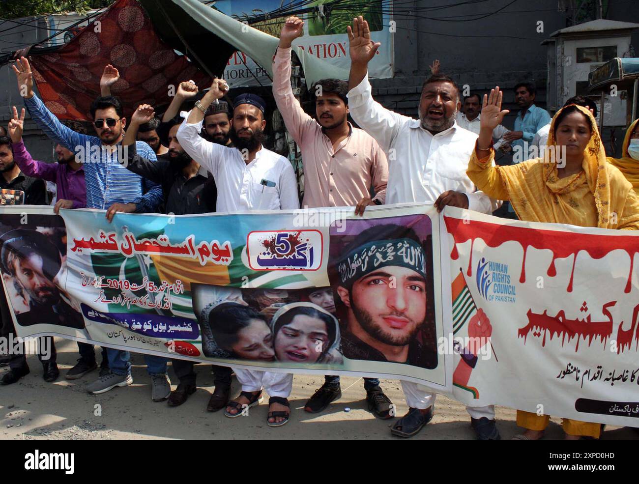I partecipanti stanno organizzando una manifestazione di protesta contro le forze indiane e l'aggressione del governo ed esprimono la loro solidarietà al popolo kashmiri in occasione della giornata dell'assedio del Kashmir (Youm-e-Istehsal) organizzata dal Consiglio dei diritti umani del Pakistan, al club stampa di Lahore lunedì 5 agosto 2024. Foto Stock