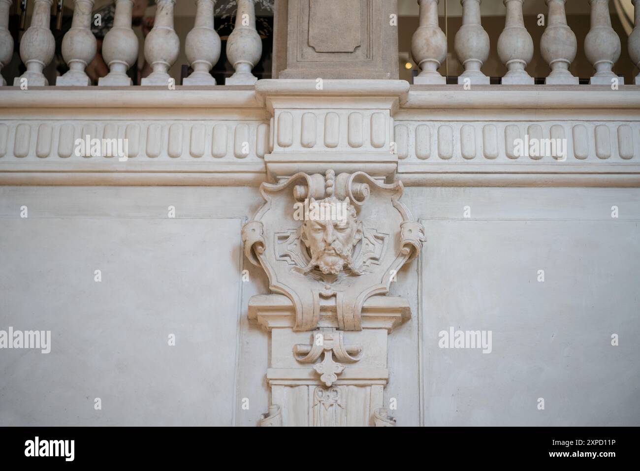 Testa di un fauno, mitologia greca e allegoria decorativa su una striscia di pilastri del palazzo nobiliare oggi sede del Museo Egizio di Torino Foto Stock