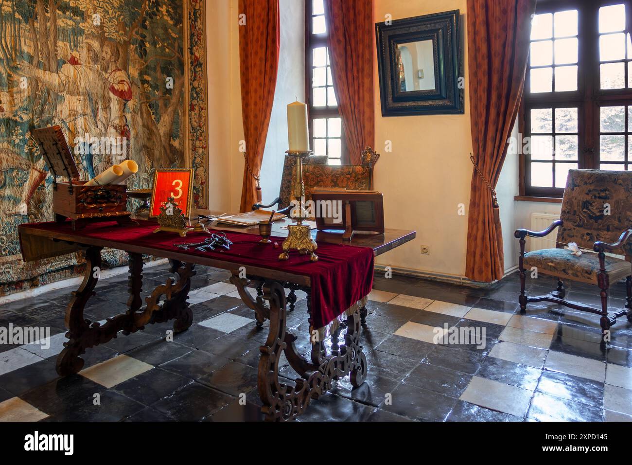 Kasteel van Laarne, interno che mostra la sala con mobili antichi e arazzi all'interno del castello medievale con fossati del XIV secolo, Fiandre Orientali, Belgio Foto Stock