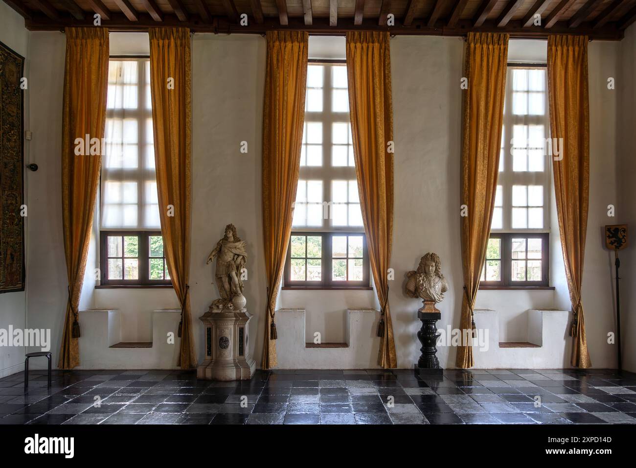 Kasteel van Laarne, interno con busti e finestre in pietra del castello medievale del XIV secolo vicino a Gand, Fiandre Orientali, Belgio Foto Stock