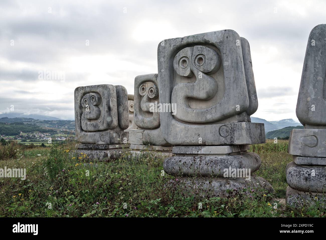 Novi Travnik, Bosnia ed Erzegovina - settembre 2023: Nekropola žrtvama fašizma u Novom Travniku è stato progettato da Bogdan Bogdanović e svelato a Th Foto Stock