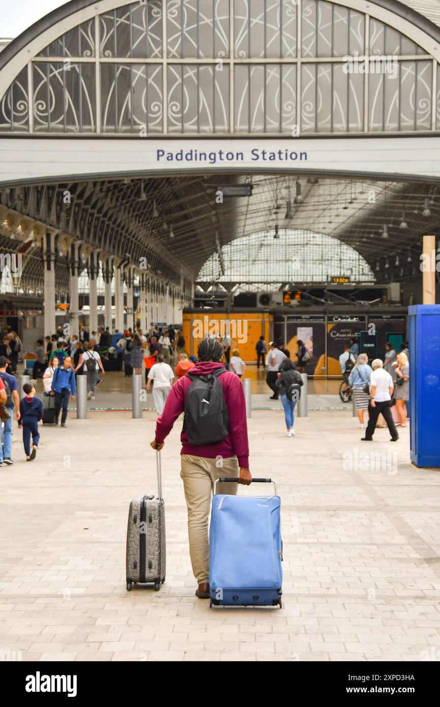 Londra, Inghilterra, Regno Unito - 28 giugno 2023: Passeggeri ferroviari che entrano nella stazione ferroviaria di Londra Paddington Foto Stock