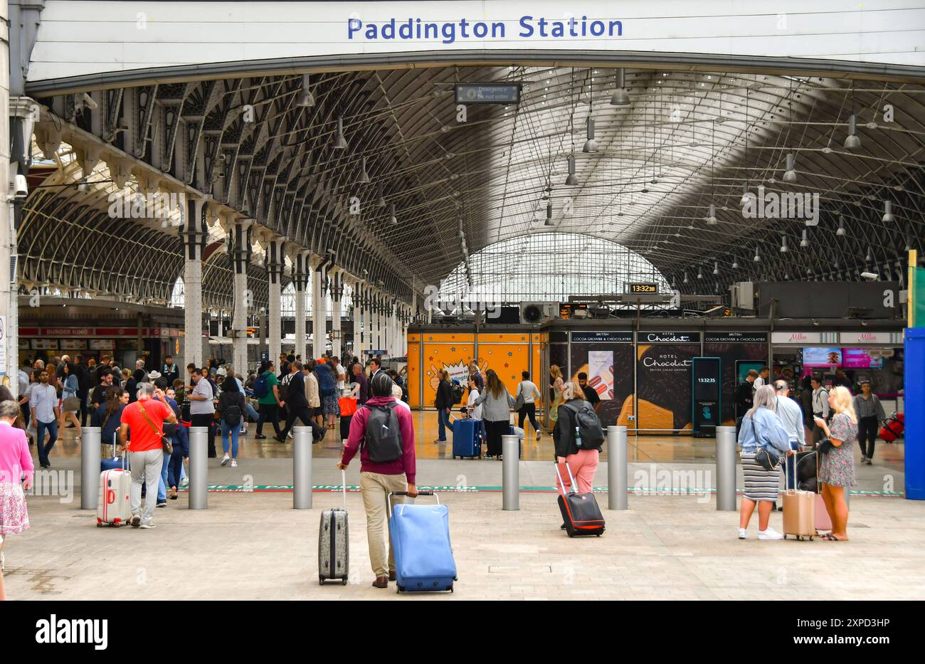 Londra, Inghilterra, Regno Unito - 28 giugno 2023: I passeggeri dei treni entrano nella stazione ferroviaria di Londra Paddington Foto Stock