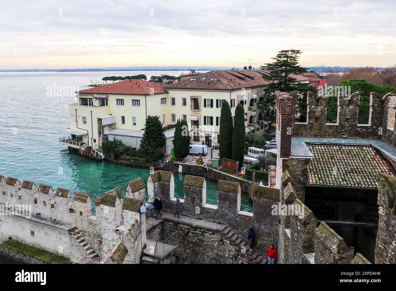Lombardia in Italia: La vista dal Castello Scaligero di Sirmione Foto Stock
