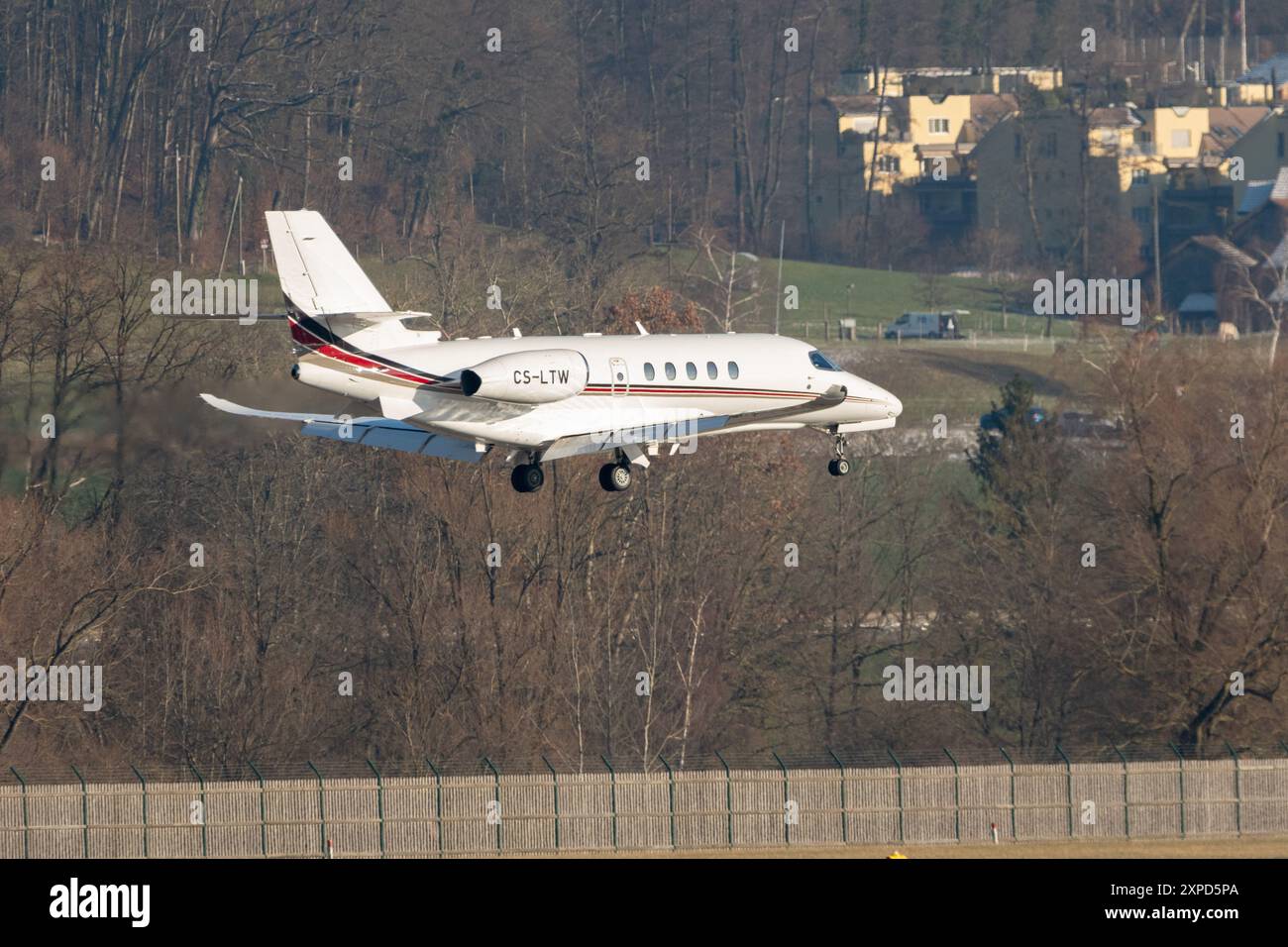 Zurigo, Svizzera, 14 gennaio 2024 CS-LTW Net Jets Cessna 680A Citation Latitude Aircraft atterra sulla pista 14 durante il forum economico mondiale i Foto Stock