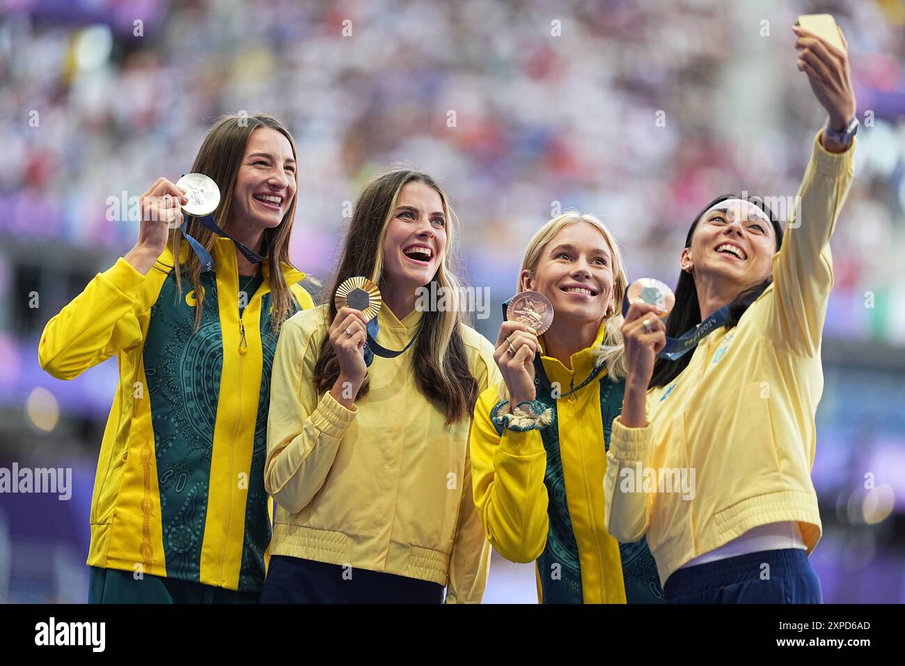 Saint Denis, Francia. 5 agosto 2024. Olimpiadi, Parigi 2024, atletica leggera, Stade de France, salto in alto, le donne, al secondo posto Nicola Olyslagers dall'Australia, al primo posto Yaroslava Mahuchich dall'Ucraina, al terzo posto Eleanor Patterson dall'Australia e al terzo posto Iryna Herashchenko dall'Ucraina (l-r) scattano un selfie durante la cerimonia della medaglia. Crediti: Michael Kappeler/dpa/Alamy Live News Foto Stock