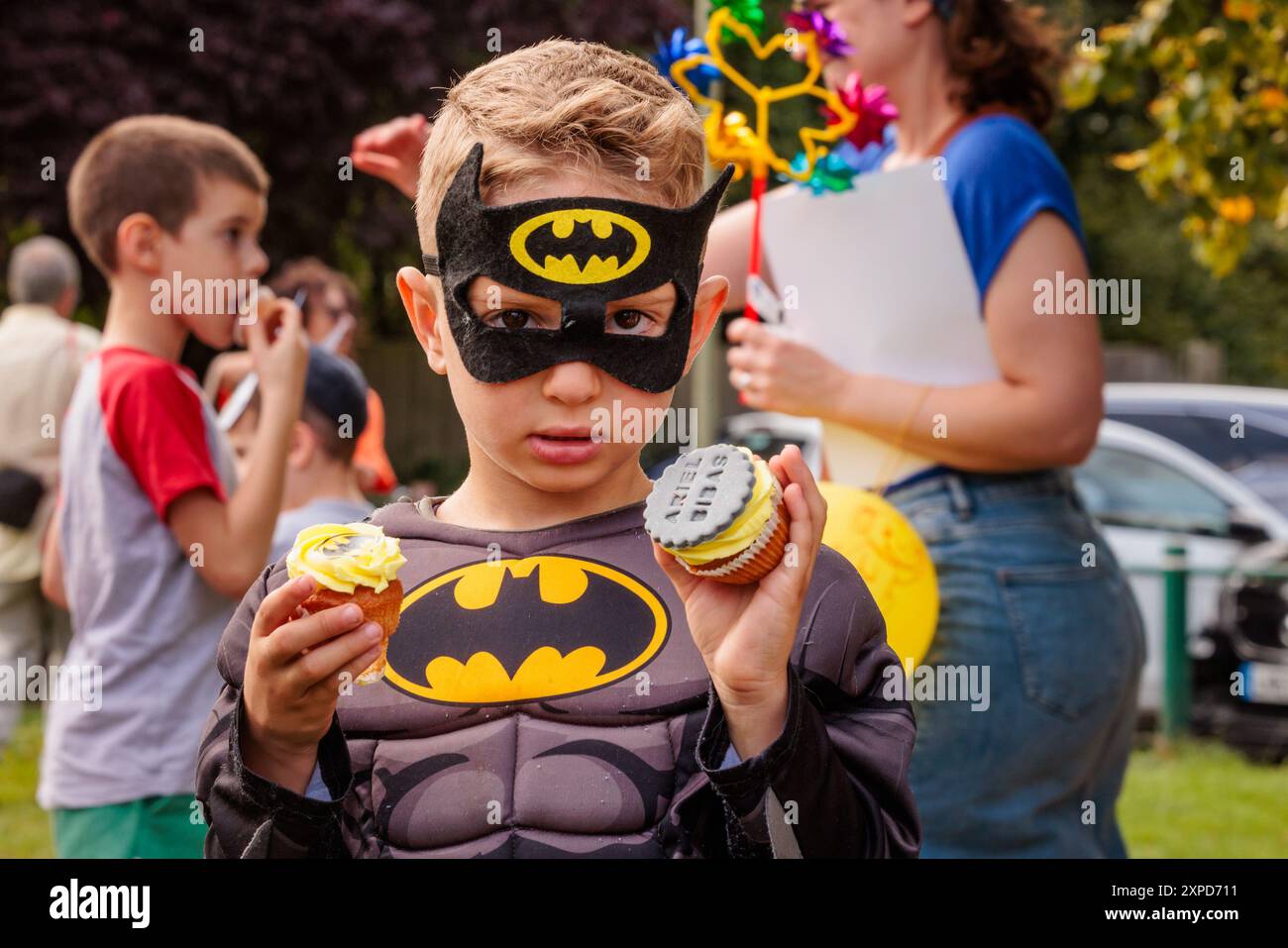 Sunnyhill Park, Hendon, Regno Unito. 5 agosto 2024. La comunità ebraica e gli alleati si riuniscono per celebrare il quinto compleanno di Ariel Bibas, che è stato brutalmente rapito da Hamas insieme alla sua famiglia, tra cui l'allora fratello di 9 mesi, Kfir, quasi 10 mesi fa. L'evento, organizzato dal forum UK Hostages & Missing Families e Stop the Hate (precedentemente noto come Enough Is Enough) per tenere la situazione di Ariel sotto gli occhi del pubblico e chiedere il ritorno sicuro degli ostaggi, ha caratterizzato una festa di compleanno a tema Batman con palloncini, cupcake e pittura del volto. Crediti: Amanda Rose/Alamy Live News Foto Stock