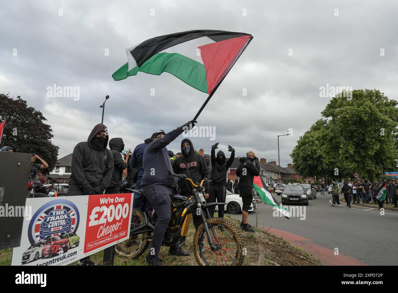 Bordesely Green, Birmingham 5 agosto 2024 - centinaia di persone sono uscite per proteggere i negozi locali e una moschea (Village Islamic Centre) dopo che voci membri dell'EDL e altri manifestanti stavano arrivando nella zona. I negozi chiudono e un ospedale locale ha mandato a casa il personale come previsto la violenza è stata minacciata. Tuttavia, a causa della risposta delle comunita', non arrivarono patrioti e le proteste pacifiche prevalsero. FINE - credito: Interrompi stampa Media/Alamy Live News Foto Stock