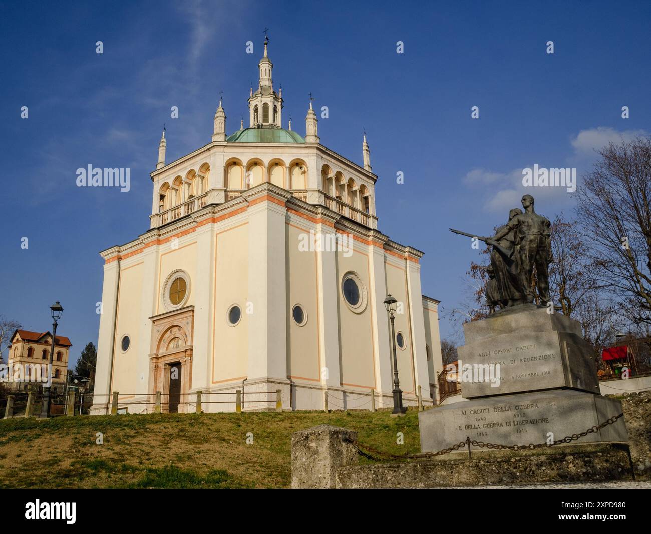 Chiesa del Santissimo nome di Maria e monumento agli eroi di guerra, Crespi d'Adda Foto Stock