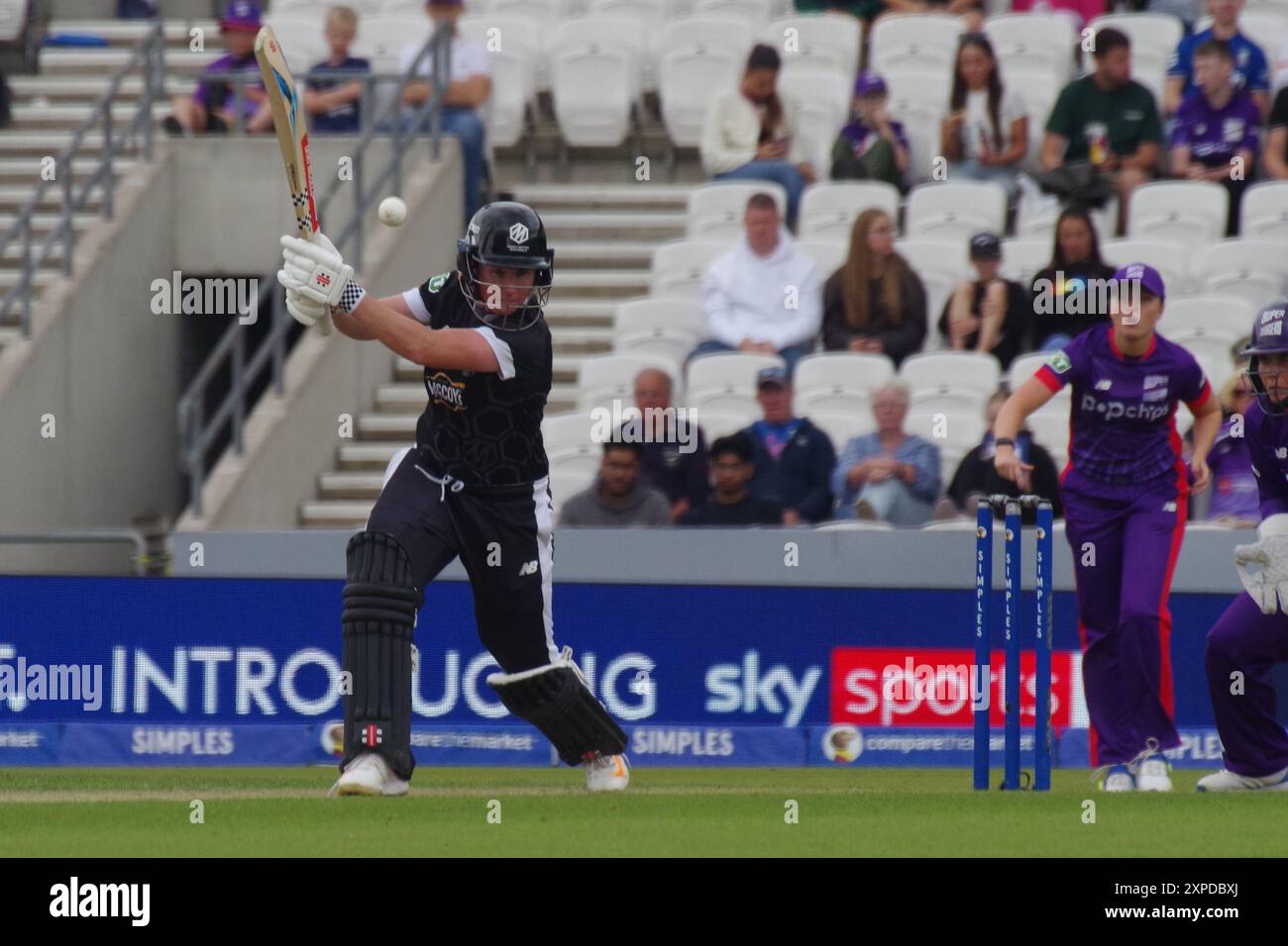 Leeds, 4 agosto 2024. Beth Mooney batte per le donne dei Manchester Originals contro le donne dei Northern Superchargers nella Hundred di Headingley. Credito: Colin Edwards Foto Stock