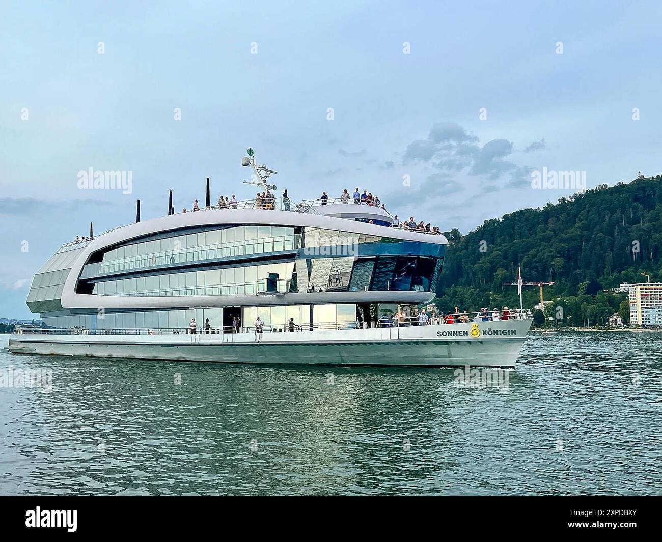 Sig.ra Sonnenkönigin, Eventschiff auf dem Bodensee, gehört zur Vorarlberg Lines flotte in Bregenz. Bietet Platz für 1000 Gäste, 360Â-Sonnendeck. Veranstaltungsort für Konzerte, Partys, Hochzeiten, Konferenzen. Bekannt für Brunch, Oktoberfest, Silvestergala, Seenachtfest, Drei-Länder-Panorama-Tour. Design moderno, esclusivo Ausstattung, MO Catering, Live-Musik, Feuerwerk. Evidenziazione: Größtes Feuerwerk der Region. Premiumschifffahrt mit spektakulärer Aussicht *** MS Sonnenkönigin, nave per eventi sul Lago di Costanza, parte della flotta Vorarlberg Lines di Bregenz, offre spazio per 1000 persone, 360 solarium V Foto Stock